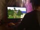 Un jeune homme jouant a Minecraft