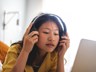 Une jeune fille sur le point d'écouter des podcasts