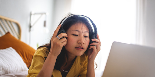 Une jeune fille sur le point d'écouter des podcasts