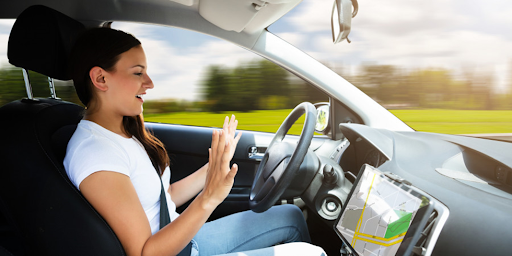 Une femme ayant un écran au volant