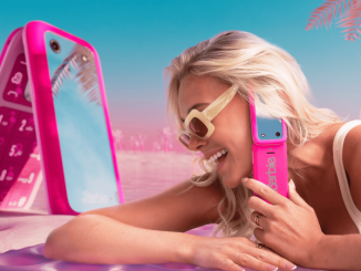 Une image publicitaire présentant le téléphone à clapet « HMD Barbie Phone ».