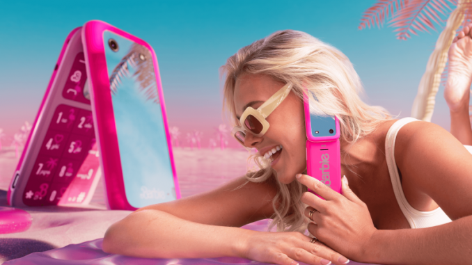 Une image publicitaire présentant le téléphone à clapet « HMD Barbie Phone ».