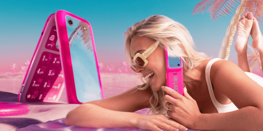 Une image publicitaire présentant le téléphone à clapet « HMD Barbie Phone ».