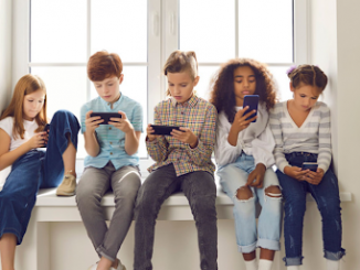 Enfants de 11-12 ans jouant sur leurs smartphones, privilégiant réseaux sociaux et jeux en ligne