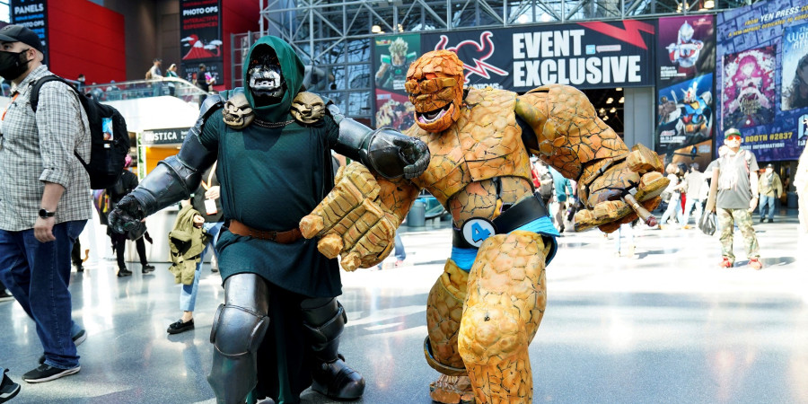 Des cosplayeurs visitant le New York Comic Con 2024.