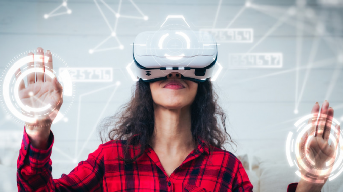 Une femme avec un casque Meta Quest en pleine immersion dans la réalité virtuelle.