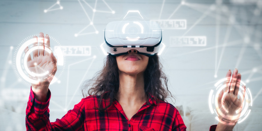 Une femme avec un casque Meta Quest en pleine immersion dans la réalité virtuelle.