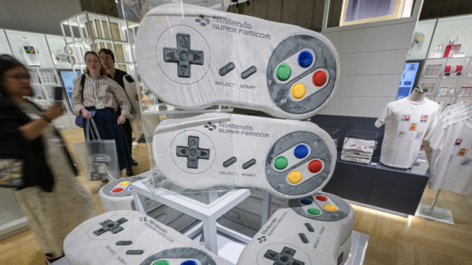 Vue du musée Nintendo au Japon montrant des expositions sur les cartes à jouer et les jeux vidéo.