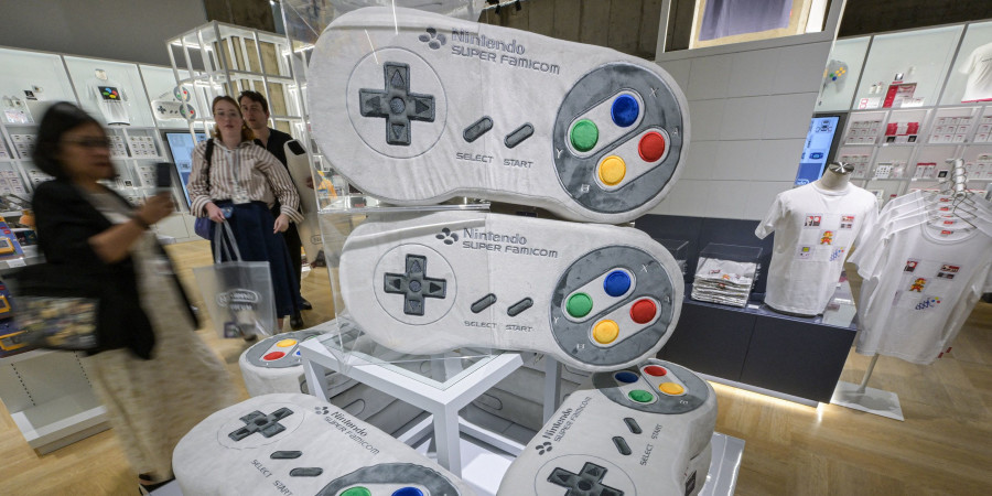 Vue du musée Nintendo au Japon montrant des expositions sur les cartes à jouer et les jeux vidéo.