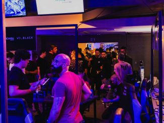 Stands et démonstrations de jeux vidéo à la Paris Games Week 2024.