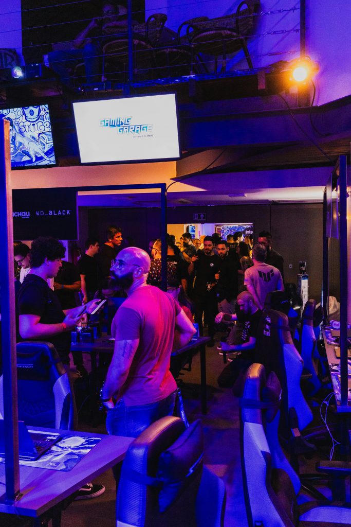 Stands et démonstrations de jeux vidéo à la Paris Games Week 2024.