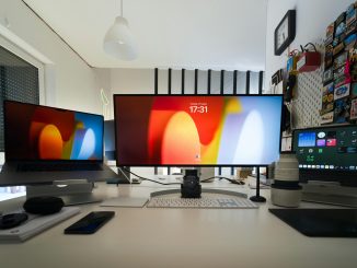 Configuration de bureau moderne avec plusieurs écrans de jeu vidéo.