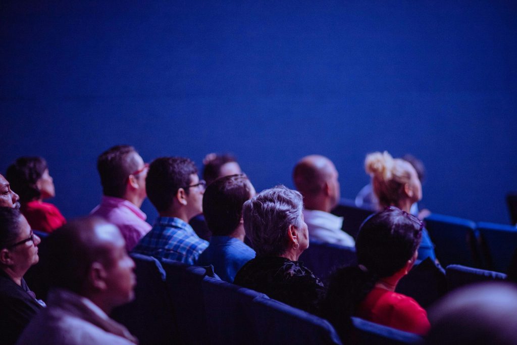 Participants du Paris Game Biz discutant lors d’une conférence.