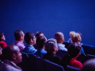 Participants du Paris Game Biz discutant lors d’une conférence.