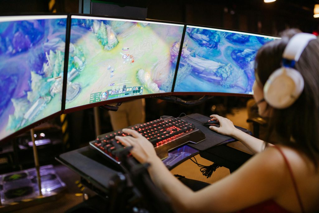 Une femme en train de tester des jeux vidéo français à l’espace Jeux Made in France de la PGW 2024.