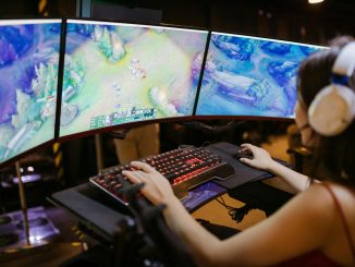 Une femme en train de tester des jeux vidéo français à l’espace Jeux Made in France de la PGW 2024.