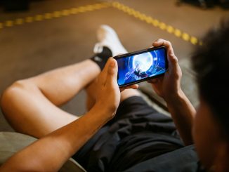 Personne jouant à un jeu mobile sur un smartphone gaming.