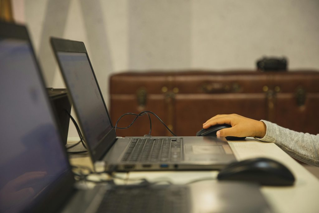 Des étudiants en formation au Cnam-Enjmin, utilisant des ordinateurs pour la conception vidéoludique.