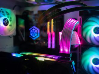 Un refroidisseur de boîtier PC avec ventilateurs et écran couleur.