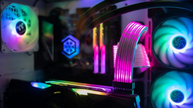 Un refroidisseur de boîtier PC avec ventilateurs et écran couleur.