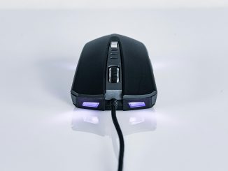 Souris gaming avec rétroéclairage, vue de face.