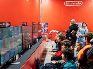 Des visiteurs au salon Paris Games Week 2024, testant des jeux vidéo au stand de Nintendo.