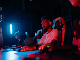 Un joueur d’esport en pleine compétition, concourant pour la demi-finale des Worlds de League of Legends 2024.