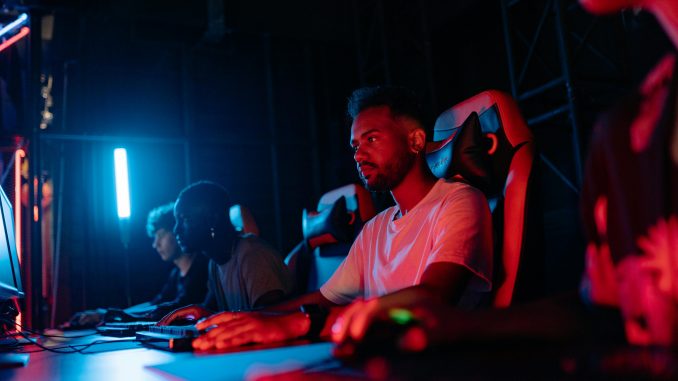 Un joueur d’esport en pleine compétition, concourant pour la demi-finale des Worlds de League of Legends 2024.