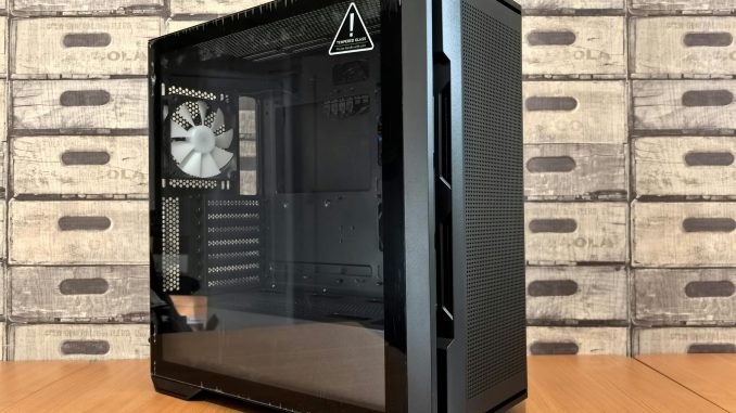 Vue latérale d’un boîtier de PC gaming avec verre trempé.