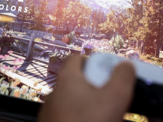 Un gamer avec sa manette, en train de jouer au jeu « Life is Strange » dans la version « True Colors ».