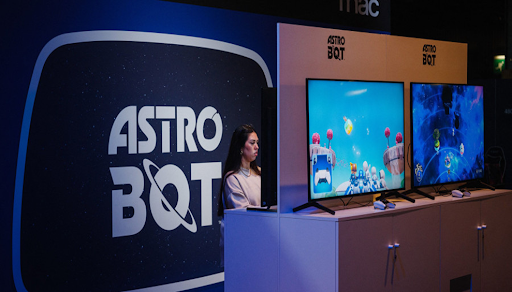 Un joueur interagit avec Astro Bot, plusieurs écrans montrent des scènes du jeu.