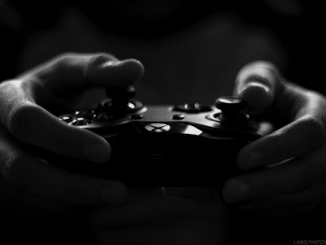 Une manette de jeux vidéo noire.