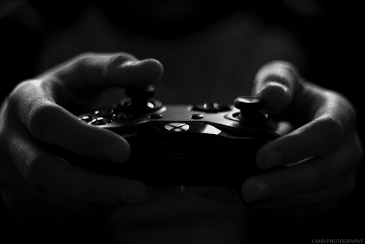 Une manette de jeux vidéo noire.