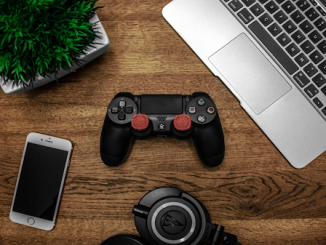 Manette de jeux, smartphone, casque et ordinateur portable