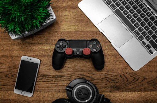 Manette de jeux, smartphone, casque et ordinateur portable